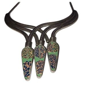 DanniJo Gorgeous Stiff Silver Omega Necklace Three Points  Solid Collar Green